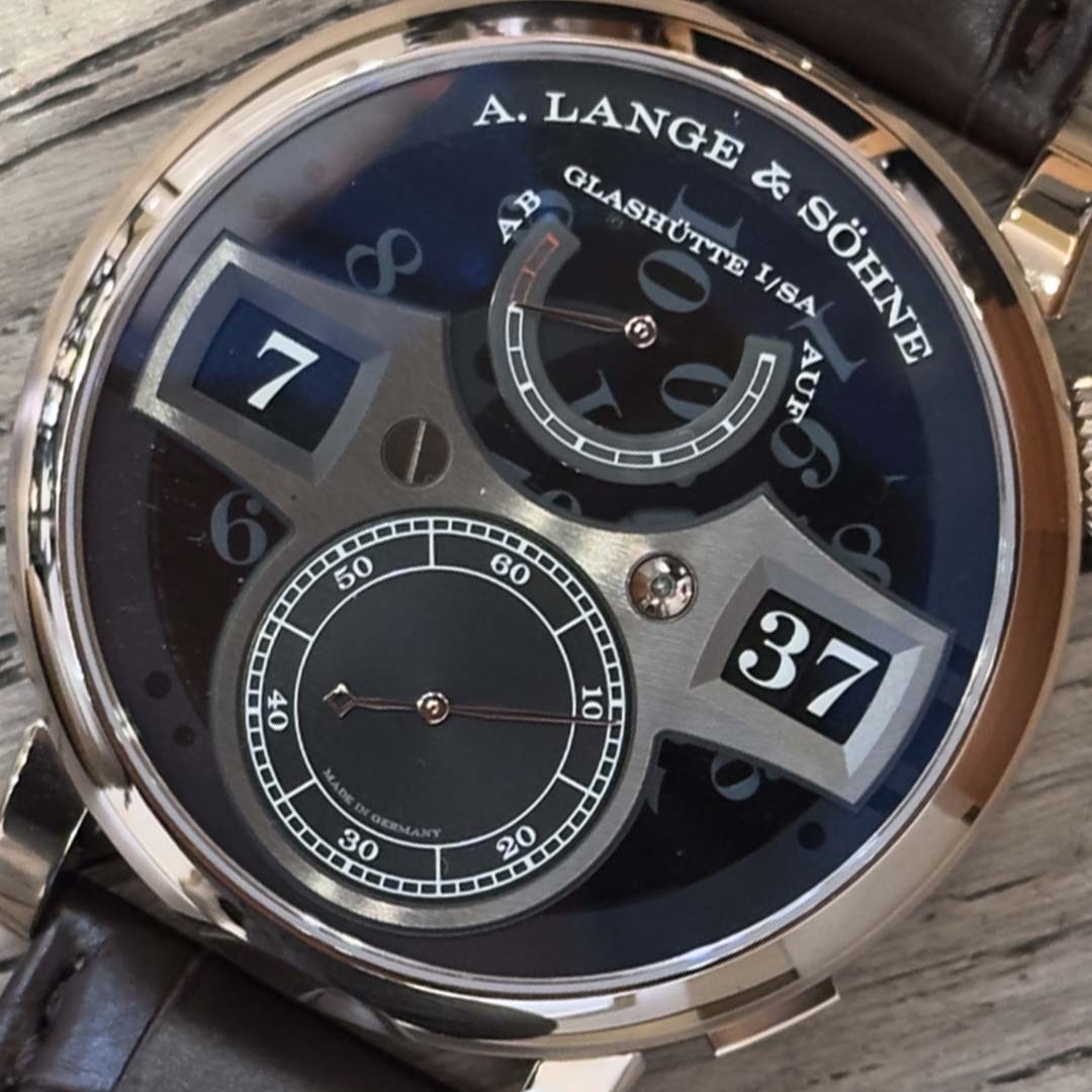 Discover the A. Lange & Söhne Zeitwerk Honeygold Lumen, a rare pre owned limited edition of 100 with a glowing sapphire dial, Honeygold case, and calibre L043.9.